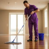 homem passando produto para chão brilhar